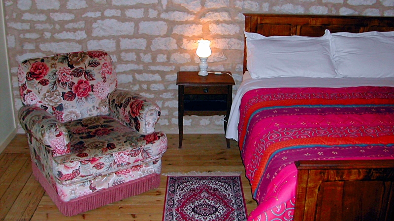 Bedroom 1 of Gite 'Vin Rouge' - Click for bigger image in new window