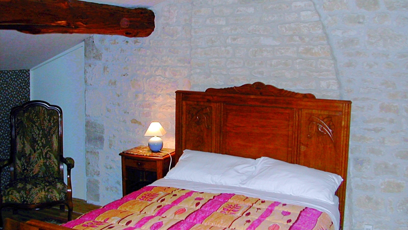 Bedroom 1 of Gite 'Vin Blanc' - Click for bigger image in new window