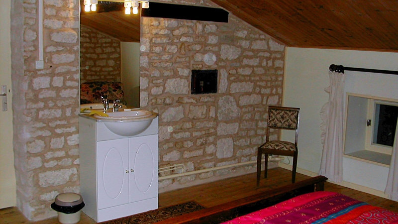 Sink in Double Room of Gite 'Vin Rouge' - Click for bigger image in new window