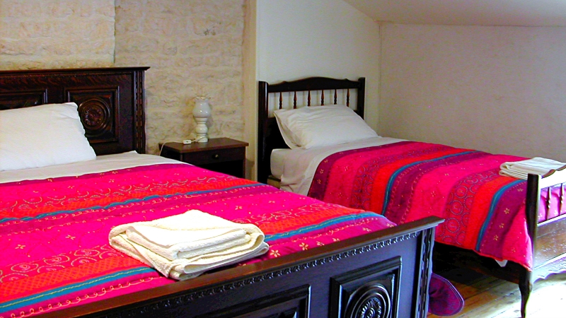 Double/Single Bed 'Vin Rouge'